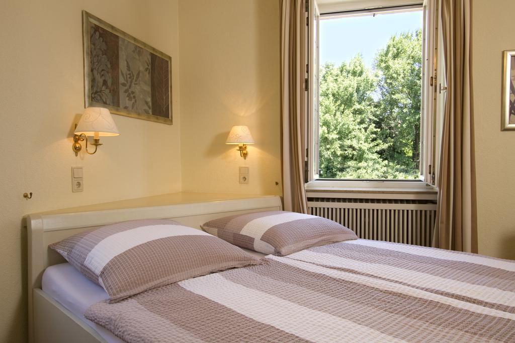 Gaestehaus Hebinger Am Schlosspark Deidesheim Bilik gambar